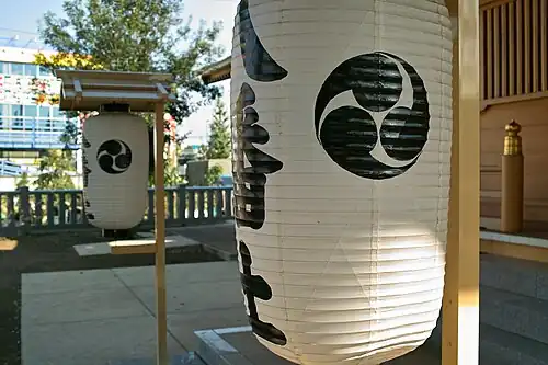White chōchin decorated with tomoe