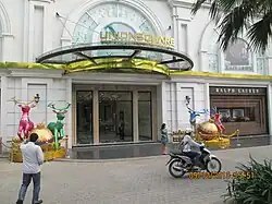 Union Square main gate on Lê Thánh Tôn Street.