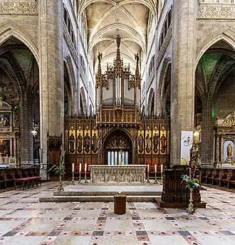 Central nave with the pre-choir and the choir organ.
