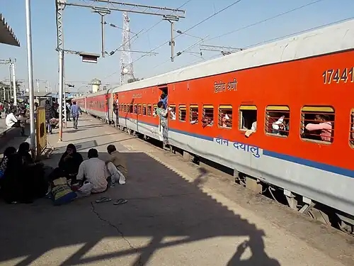 11054 Azamgarh–Mumbai LTT Weekly Express – General Deen Dayalu coach