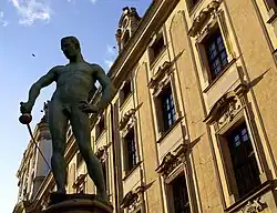 Fencer sculpture next to the University main building