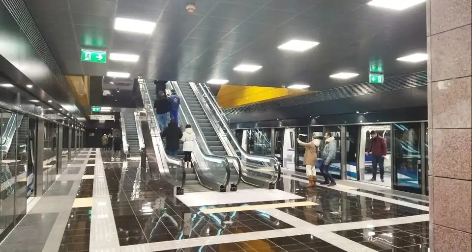 Wide, modern corridor