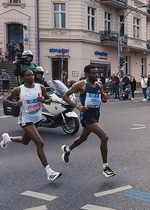 Berlin-Marathon 2023 Tigist Assefa und Gebru Redahgn bei Kilometer 25 A.jpg