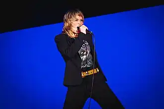 Billy Nomates singing onstage