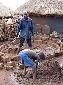 Building hut in Kitgum IDP camp, Uganda.jpg