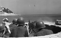Italian soldiers firing a Fiat-Revelli 35.