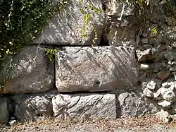 vue de grands blocs insérés dans un mur réparé