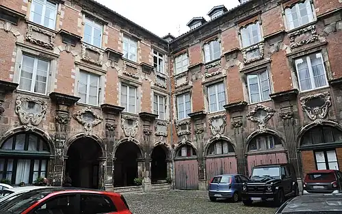 Hôtel de Clary: court façades.