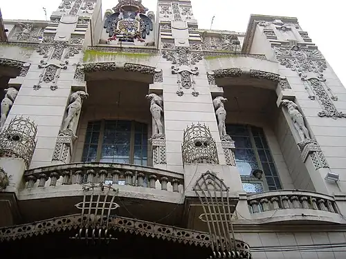Metal work, ceramics and statues at the façade of Club Español building&nbsp;[es] in Rosario (1912)