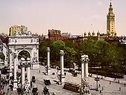 The Dewey Arch in New York City at Fifth Avenue and 24th street, 1900; Bush-Brown created the figure of Isaac Hull in the top row of four figures.