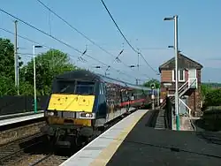 An InterCity 225 train travelling towards the camera, entering the platform at Alnmouth railway station