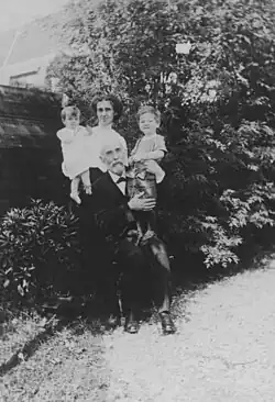 outdoors, Geertruida is holding one child and Hendrik is holding the other