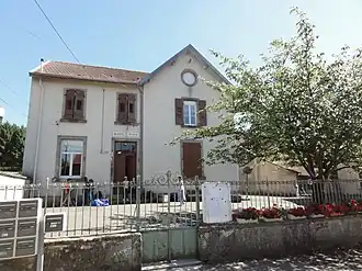 The town hall and school in Guébling