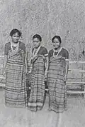 Women of the Giri class wore pathin that would cover the feet and their ornaments.