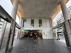 Inside accesses 1 and 2 (with a lift)