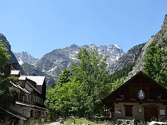 The hamlet of Ailefroide, in Pelvoux, with the guide's office in the valley of Celse Nière