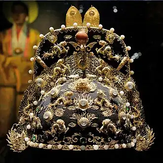 Nine-dragon Imperial Crown (Cửu Long thông thiên quan, 九龍通天冠) influenced by Chinese Yishan guan (翼善冠).