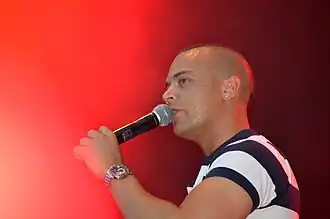 Colour imagae of Kristoffer Chaka Bwanausi Tømmerbakke singing into a microwave