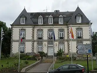 The town hall in Mûr-de-Bretagne