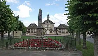 The town hall and war memorial in Prunay