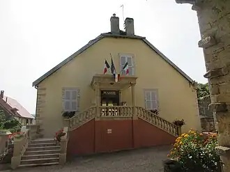 The town hall in Courbouzon