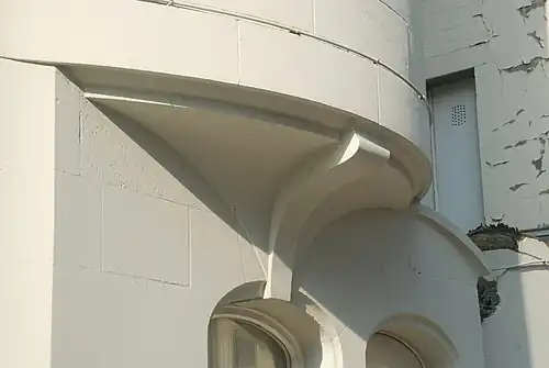 The console supporting the corner tower