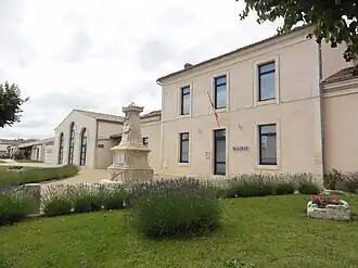 The town hall and war memorial in Mazeray