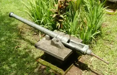 Cetbang in Bali Museum. Length: 1833&nbsp;mm. Bore: 43&nbsp;mm. Length of tiller: 315&nbsp;mm. Widest part: 190&nbsp;mm (at the base ring).