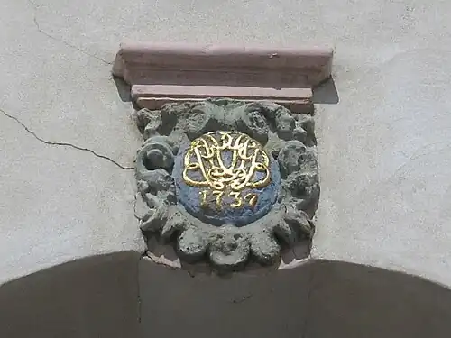 Close-up of the keystone
