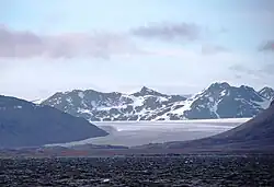 Image of the mountaineous southeastern part of Oscar II Land, with Heksefjellet, Stallofjellet and Vetternbreen, western Spitsbergen, seen from the Isfjorden bay in southeast - Svalbard - Norway.
