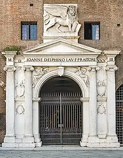 Palazzo del Podestà Maine gate