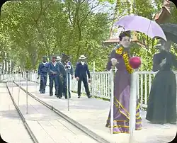 The three-part moving sidewalk in use.