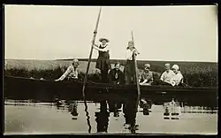 Students picnic on the Union Canal in 1922.