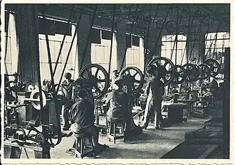 Vieille photographie montrant les employés au travail dans un atelier de coutellerie.