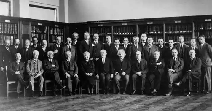 Sixth Conference, 1930. 1st row: Th. De Donder, P. Zeeman, P. Weiss, A. Sommerfeld, M. Curie, P. Langevin, A. Einstein, O. Richardson, B. Cabrera, N. Bohr, W. J. De Haas; 2nd row: E. Herzen, E. Henriot, J. Verschaffelt, C. Manneback, A. Cotton, J. Errera, O. Stern, A. Piccard, W. Gerlach, C. Darwin, P. A. M. Dirac, H. Bauer, P. Kapitsa, L. Brillouin, H. A. Kramers, P. Debye, W. Pauli, J. Dorfman (ru), J. H. Van Vleck, E. Fermi, W. Heisenberg[13]