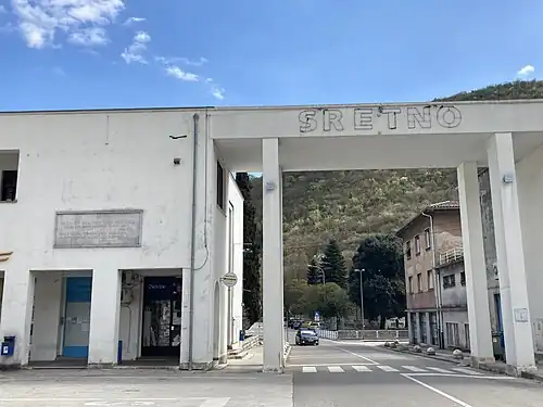 The miners' greeting "Sretno" on a portico over the main road