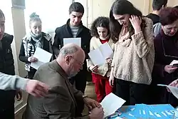 Tim Cahill signs autographs for young readers in Georgia in 2014.