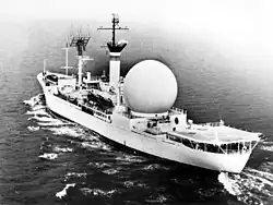 USNS&nbsp;Kingsport underway on 29 January 1963. The photo shows the 53-foot (16&nbsp;m) white plastic dome that protects the 30-foot (9.1&nbsp;m) stabilized parabolic antenna.