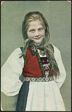 Ung jente i bunad fotografert av Solveig Lund