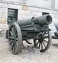 28&nbsp;cm barrel and recoil assembly on its transport cart in front of the Museum of the Polish Army in Warsaw