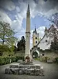 Obelisk poświęcony poległym w I wojnie światowej przed Burgkirche w Ingelheim
