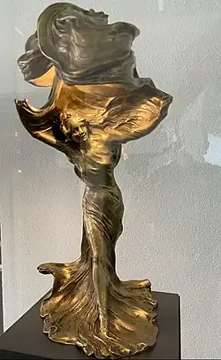 Lampa: Tańcząca Lily (Loie Fuller) – (ok. 1901) – pozłacany brąz – (François-Raoul Larche (1860–1912)) – Muzeum Wiesbaden w Wiesbaden