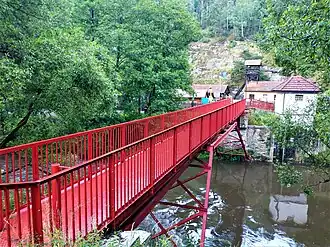Červená lávka i skansen w tle