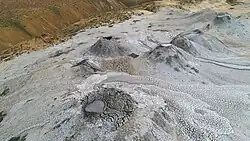 Jeden z wulkanów w Kompleksie turystycznym wulkanów błotnych w rejonie Apszeron w Azerbejdżanie