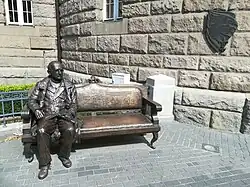 Ławeczka Stanisława Kozierowskiego przed gmachem