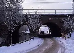 Podwójny (drogowo-rzeczny) tunel (przejazd) pod torami kolejowymi obok dworca PKP.