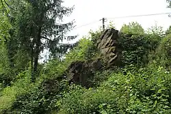 Widok na skałkę od strony potoku