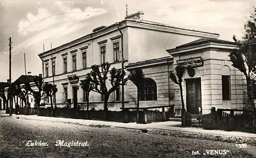 Budynek magistratu na pocztówce z 1939 r.