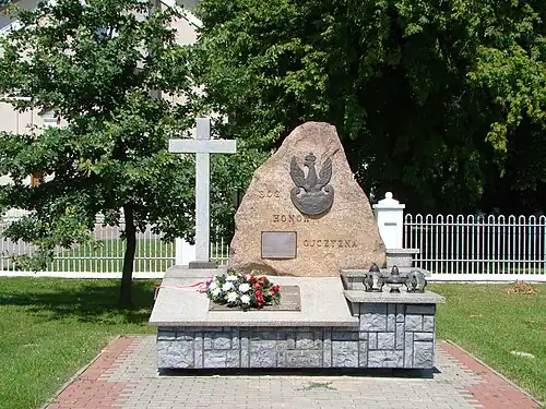 Pomnik przed kościołem