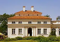 Zachodnia oficyna pałacu w Śmiełowie, nakryta dachem krakowskim